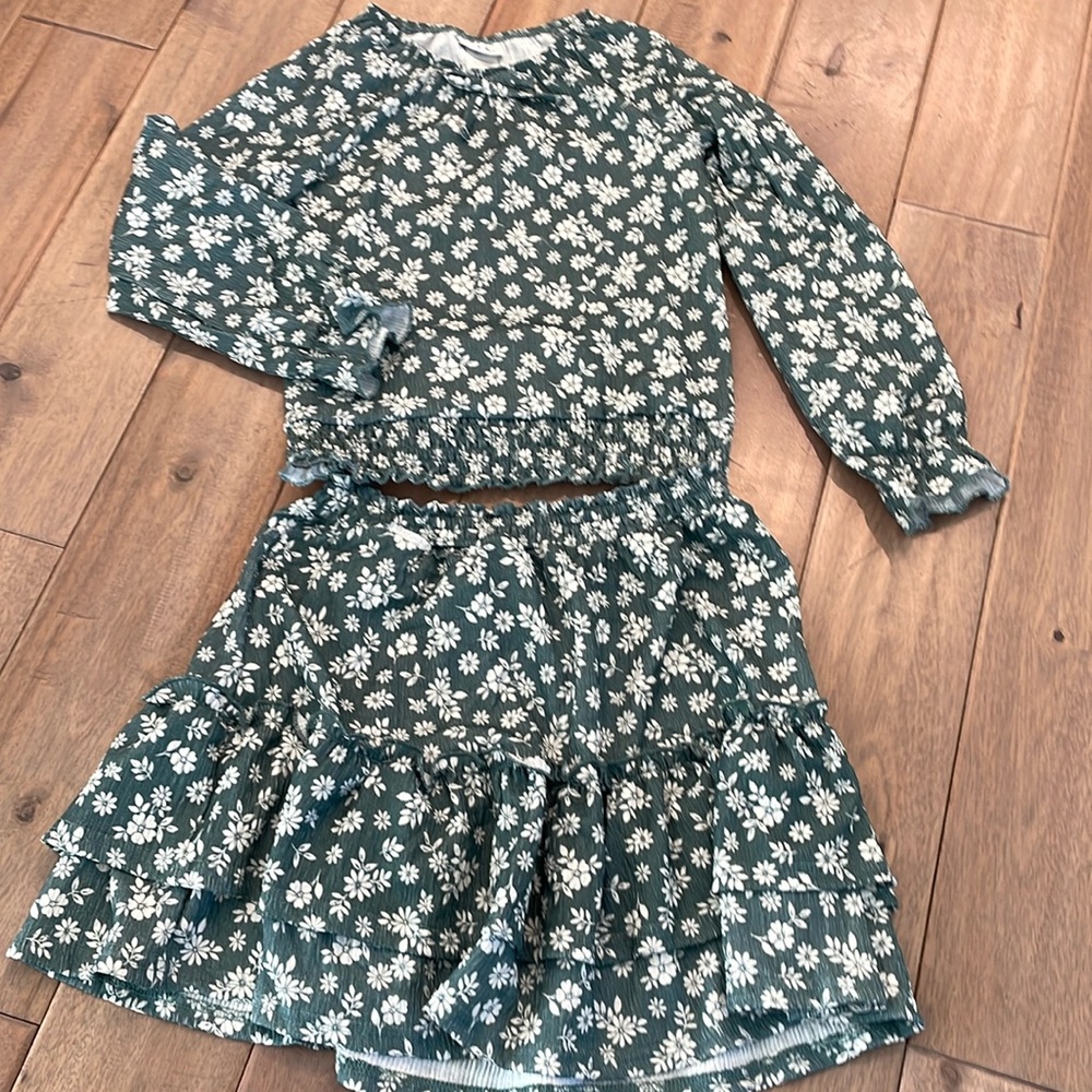 Green floral skirt and top set (8) girls. Never worn